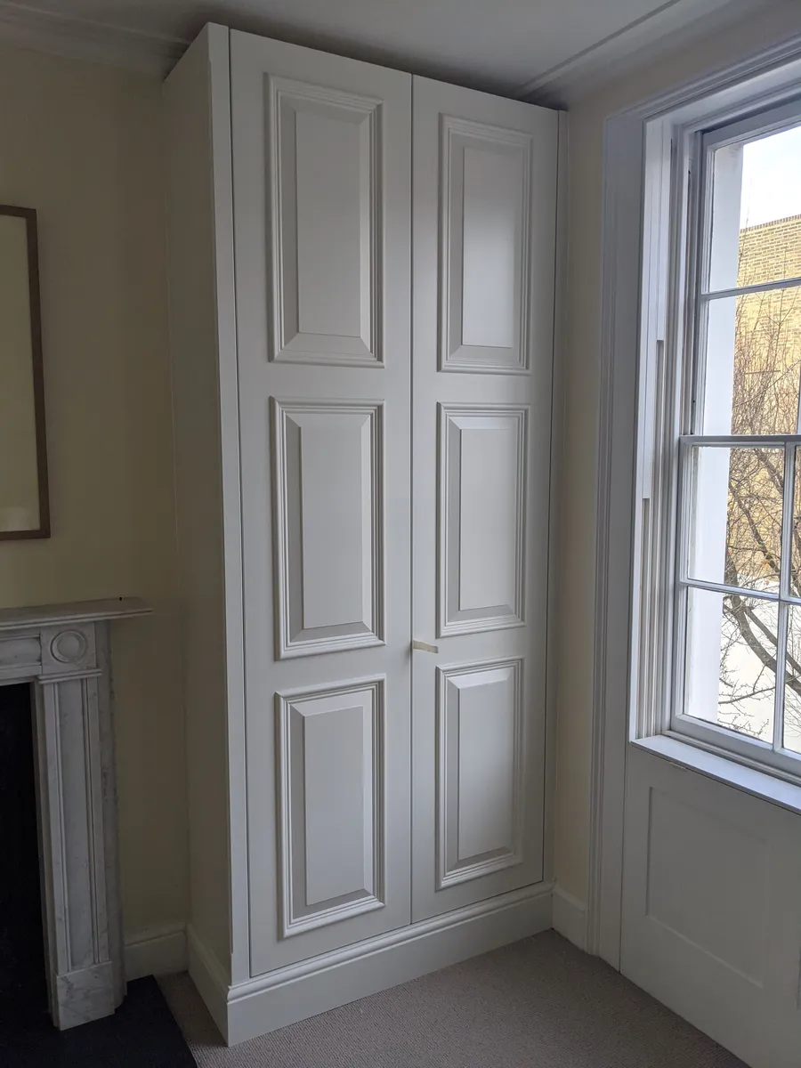Fitted alcove wardrobe