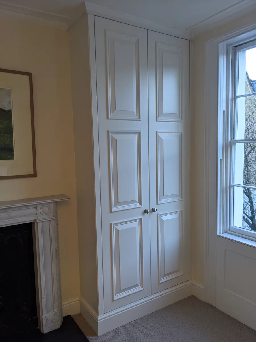 Fitted alcove wardrobe
