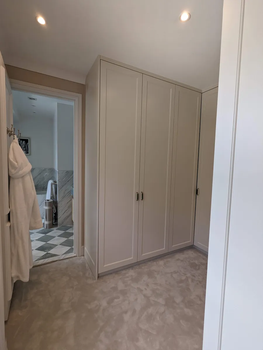 Walk-in wardrobe